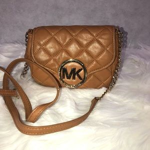 Slightly worn Michael Kors cross body bag.